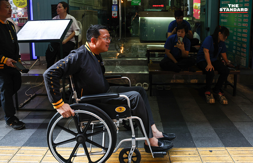 ภาพกิจกรรมทดสอบการเข้าถึงพื้นที่สาธารณะตามหลัก Universal Design ในย่านสีลม โดยมี คริส โปตระนันทน์ และสมาชิกพรรคเศรษฐกิจร่วมลงพื้นที่. 8