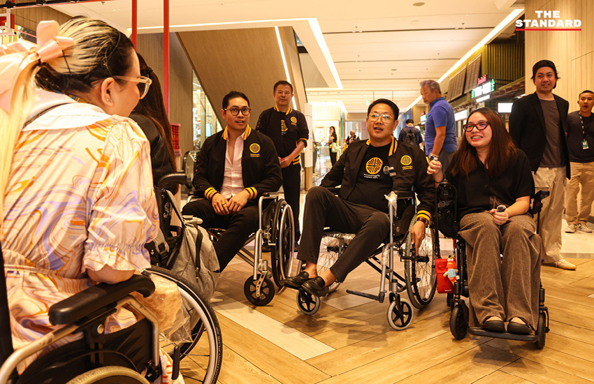 ภาพกิจกรรมทดสอบการเข้าถึงพื้นที่สาธารณะตามหลัก Universal Design ในย่านสีลม โดยมี คริส โปตระนันทน์ และสมาชิกพรรคเศรษฐกิจร่วมลงพื้นที่. 9
