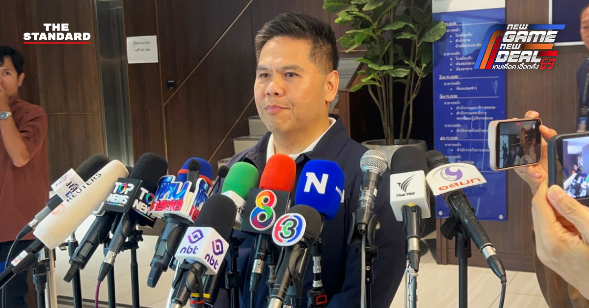 วราวุธ ศิลปอาชา แกนนำพรรคภูมิใจไทย ให้สัมภาษณ์กับสื่อมวลชน