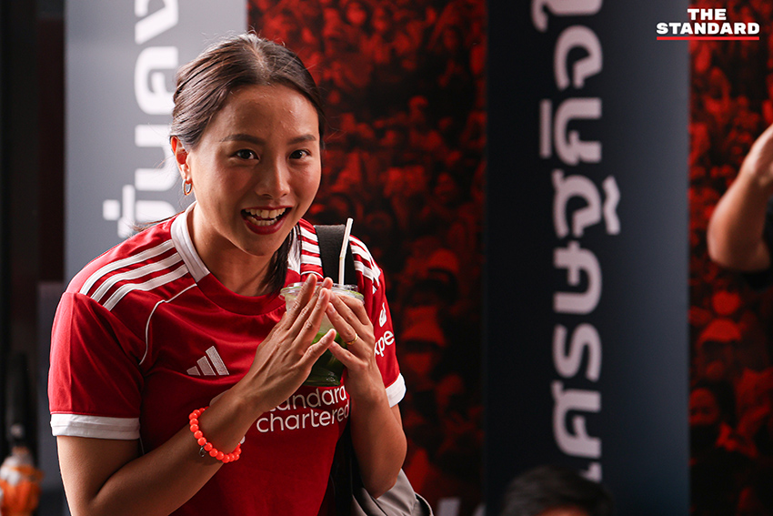 วีระยุทธ กาญจน์ชูฉัตร รองหัวหน้าพรรคประชาชน และรักชนก ศรีนอก ผู้สมัคร สส. เดินทางเข้าที่ทำการพรรค เพื่อลุ้นผลการเลือกตั้ง 1