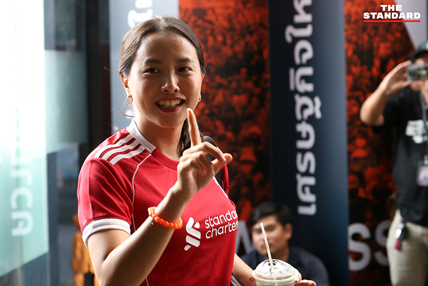 วีระยุทธ กาญจน์ชูฉัตร รองหัวหน้าพรรคประชาชน และรักชนก ศรีนอก ผู้สมัคร สส. เดินทางเข้าที่ทำการพรรค เพื่อลุ้นผลการเลือกตั้ง 2