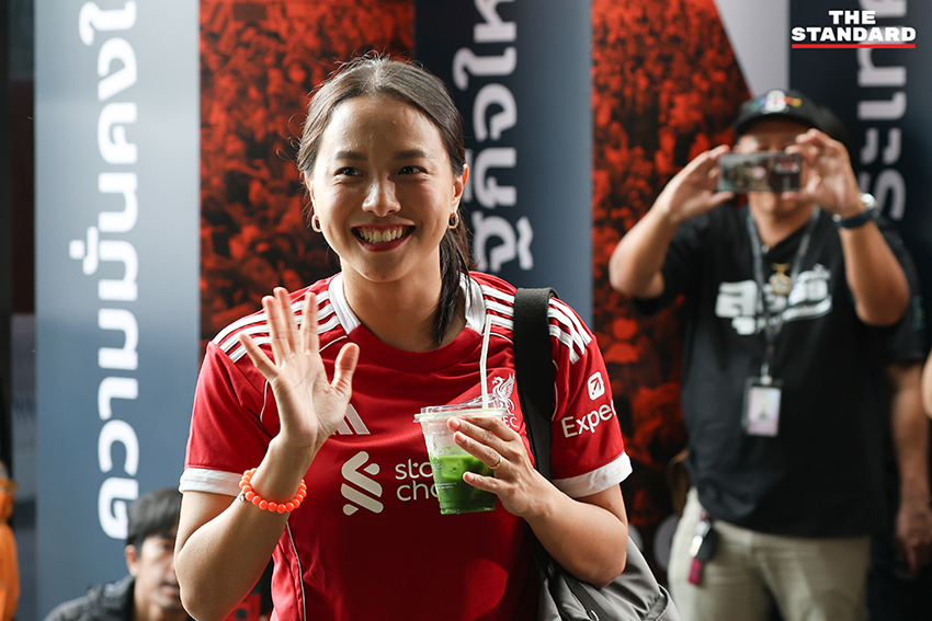 วีระยุทธ กาญจน์ชูฉัตร รองหัวหน้าพรรคประชาชน และรักชนก ศรีนอก ผู้สมัคร สส. เดินทางเข้าที่ทำการพรรค เพื่อลุ้นผลการเลือกตั้ง 3