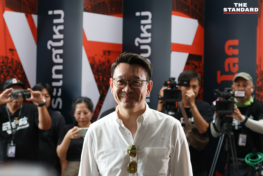 วีระยุทธ กาญจน์ชูฉัตร รองหัวหน้าพรรคประชาชน และรักชนก ศรีนอก ผู้สมัคร สส. เดินทางเข้าที่ทำการพรรค เพื่อลุ้นผลการเลือกตั้ง 4