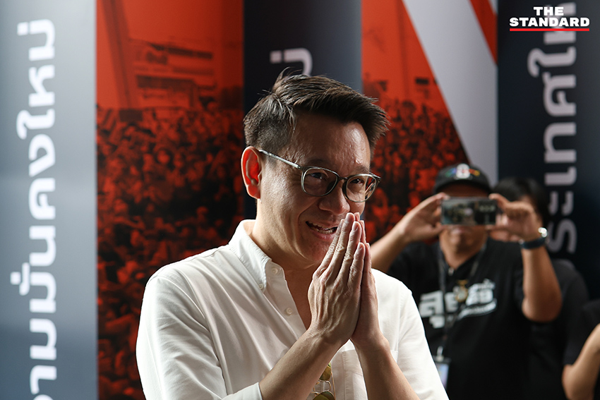 วีระยุทธ กาญจน์ชูฉัตร รองหัวหน้าพรรคประชาชน และรักชนก ศรีนอก ผู้สมัคร สส. เดินทางเข้าที่ทำการพรรค เพื่อลุ้นผลการเลือกตั้ง 5