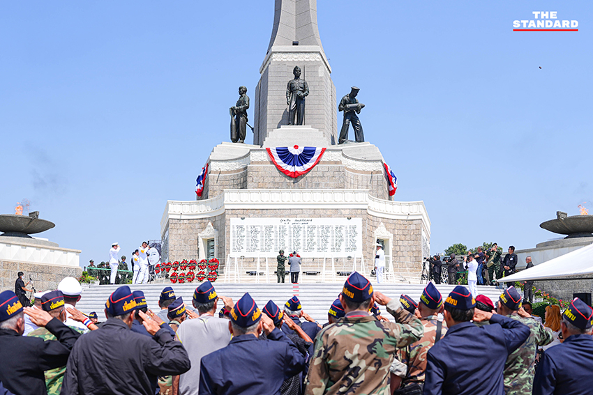 ภาพทหารผ่านศึกเดินขบวนสวนสนามอย่างยิ่งใหญ่ ณ อนุสาวรีย์ชัยสมรภูมิ ในวันทหารผ่านศึก เพื่อรำลึกถึงวีรบุรุษผู้เสียสละ 1