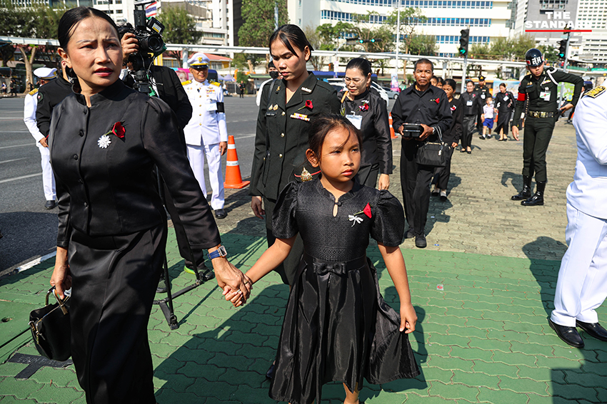ภาพทหารผ่านศึกเดินขบวนสวนสนามอย่างยิ่งใหญ่ ณ อนุสาวรีย์ชัยสมรภูมิ ในวันทหารผ่านศึก เพื่อรำลึกถึงวีรบุรุษผู้เสียสละ 10
