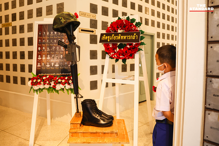 ภาพทหารผ่านศึกเดินขบวนสวนสนามอย่างยิ่งใหญ่ ณ อนุสาวรีย์ชัยสมรภูมิ ในวันทหารผ่านศึก เพื่อรำลึกถึงวีรบุรุษผู้เสียสละ 13