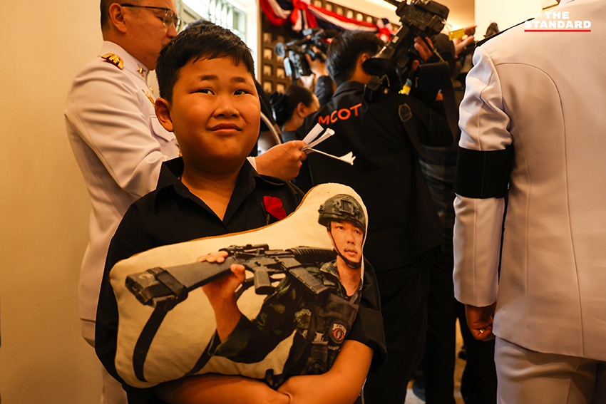 ภาพทหารผ่านศึกเดินขบวนสวนสนามอย่างยิ่งใหญ่ ณ อนุสาวรีย์ชัยสมรภูมิ ในวันทหารผ่านศึก เพื่อรำลึกถึงวีรบุรุษผู้เสียสละ 15