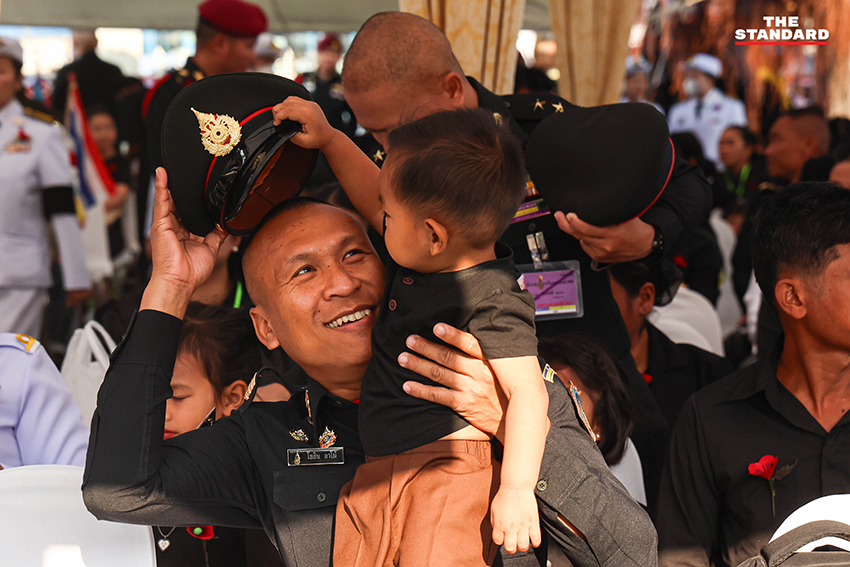 ภาพทหารผ่านศึกเดินขบวนสวนสนามอย่างยิ่งใหญ่ ณ อนุสาวรีย์ชัยสมรภูมิ ในวันทหารผ่านศึก เพื่อรำลึกถึงวีรบุรุษผู้เสียสละ 16