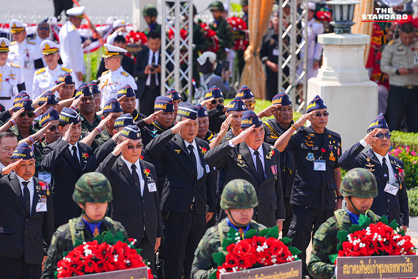 ภาพทหารผ่านศึกเดินขบวนสวนสนามอย่างยิ่งใหญ่ ณ อนุสาวรีย์ชัยสมรภูมิ ในวันทหารผ่านศึก เพื่อรำลึกถึงวีรบุรุษผู้เสียสละ 19
