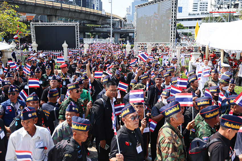 ภาพทหารผ่านศึกเดินขบวนสวนสนามอย่างยิ่งใหญ่ ณ อนุสาวรีย์ชัยสมรภูมิ ในวันทหารผ่านศึก เพื่อรำลึกถึงวีรบุรุษผู้เสียสละ 2