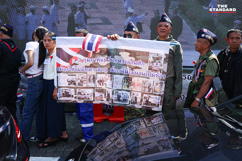 ภาพทหารผ่านศึกเดินขบวนสวนสนามอย่างยิ่งใหญ่ ณ อนุสาวรีย์ชัยสมรภูมิ ในวันทหารผ่านศึก เพื่อรำลึกถึงวีรบุรุษผู้เสียสละ 20