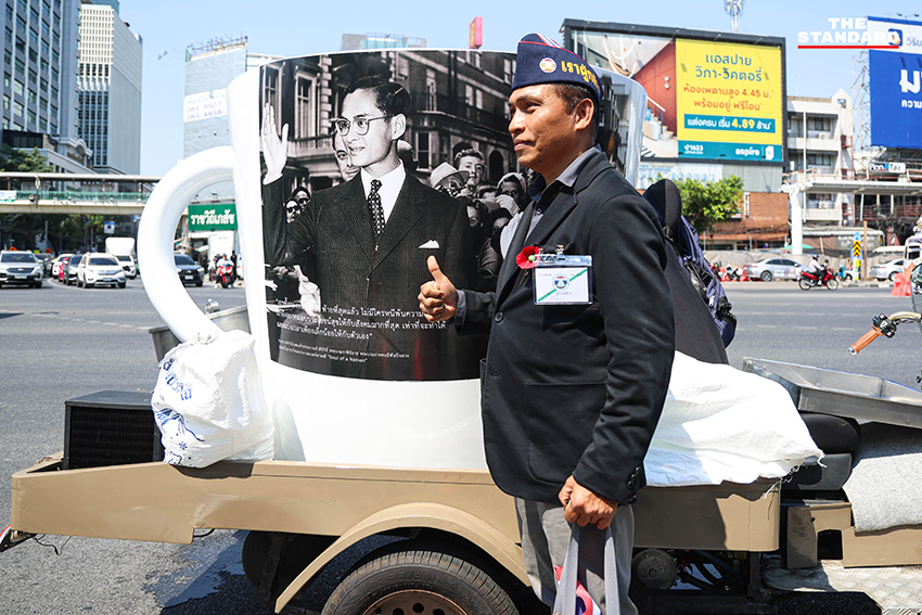 ภาพทหารผ่านศึกเดินขบวนสวนสนามอย่างยิ่งใหญ่ ณ อนุสาวรีย์ชัยสมรภูมิ ในวันทหารผ่านศึก เพื่อรำลึกถึงวีรบุรุษผู้เสียสละ 22