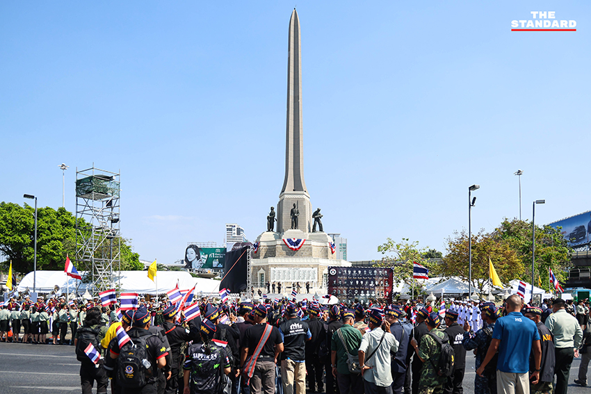 ภาพทหารผ่านศึกเดินขบวนสวนสนามอย่างยิ่งใหญ่ ณ อนุสาวรีย์ชัยสมรภูมิ ในวันทหารผ่านศึก เพื่อรำลึกถึงวีรบุรุษผู้เสียสละ 24