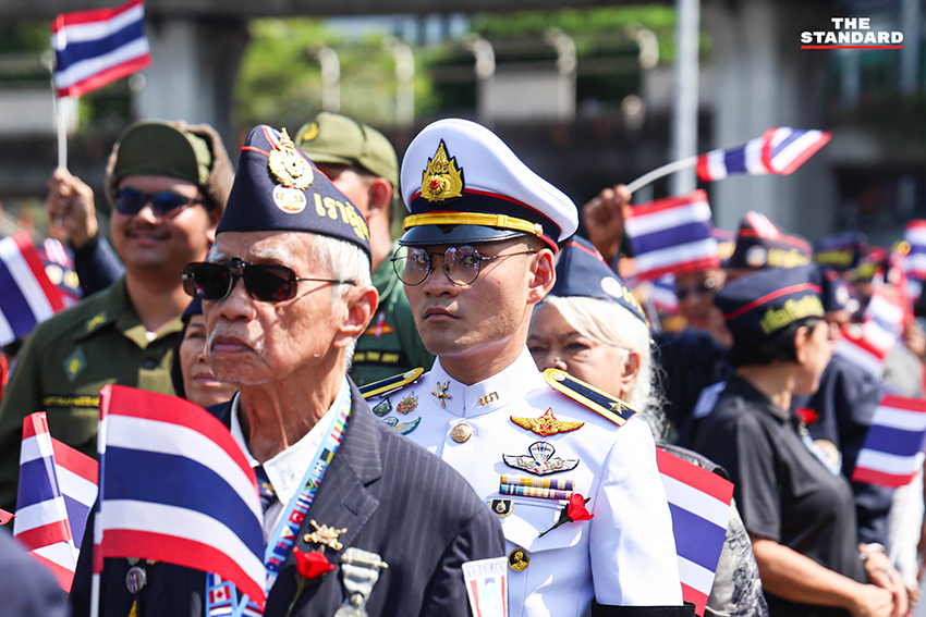 ภาพทหารผ่านศึกเดินขบวนสวนสนามอย่างยิ่งใหญ่ ณ อนุสาวรีย์ชัยสมรภูมิ ในวันทหารผ่านศึก เพื่อรำลึกถึงวีรบุรุษผู้เสียสละ 3