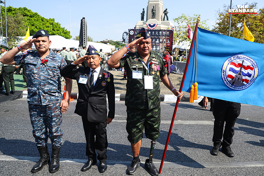 ภาพทหารผ่านศึกเดินขบวนสวนสนามอย่างยิ่งใหญ่ ณ อนุสาวรีย์ชัยสมรภูมิ ในวันทหารผ่านศึก เพื่อรำลึกถึงวีรบุรุษผู้เสียสละ 6