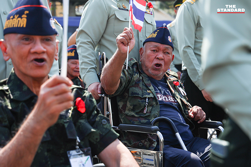 ภาพทหารผ่านศึกเดินขบวนสวนสนามอย่างยิ่งใหญ่ ณ อนุสาวรีย์ชัยสมรภูมิ ในวันทหารผ่านศึก เพื่อรำลึกถึงวีรบุรุษผู้เสียสละ 7