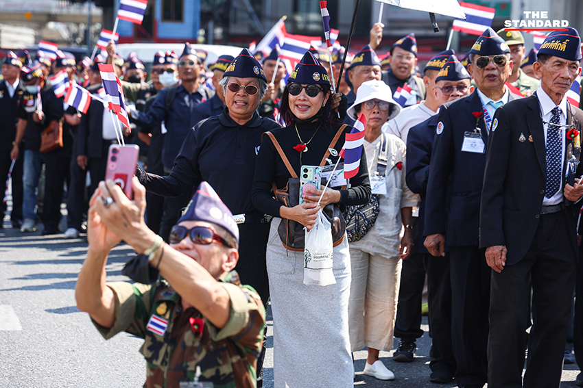 ภาพทหารผ่านศึกเดินขบวนสวนสนามอย่างยิ่งใหญ่ ณ อนุสาวรีย์ชัยสมรภูมิ ในวันทหารผ่านศึก เพื่อรำลึกถึงวีรบุรุษผู้เสียสละ 8