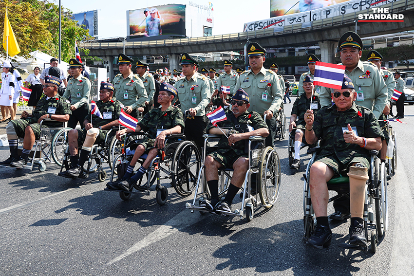 ภาพทหารผ่านศึกเดินขบวนสวนสนามอย่างยิ่งใหญ่ ณ อนุสาวรีย์ชัยสมรภูมิ ในวันทหารผ่านศึก เพื่อรำลึกถึงวีรบุรุษผู้เสียสละ 9