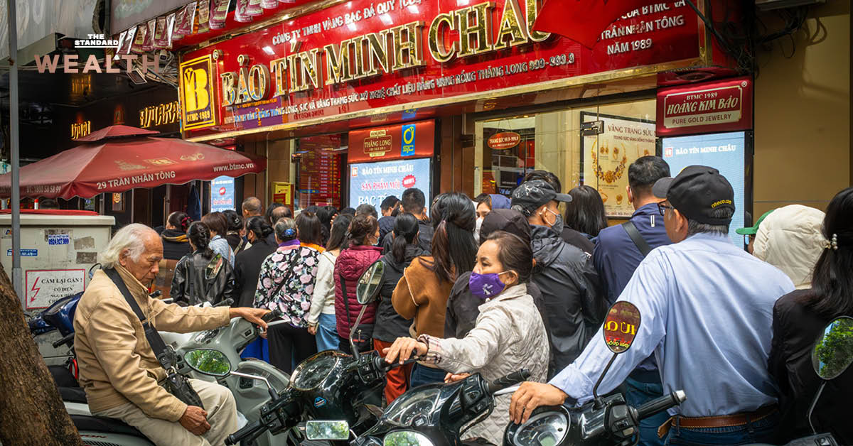 ชาวเวียดนามเลือกซื้อทองคำในร้านค้าทอง ท่ามกลางภาวะ ‘คลั่งทอง’