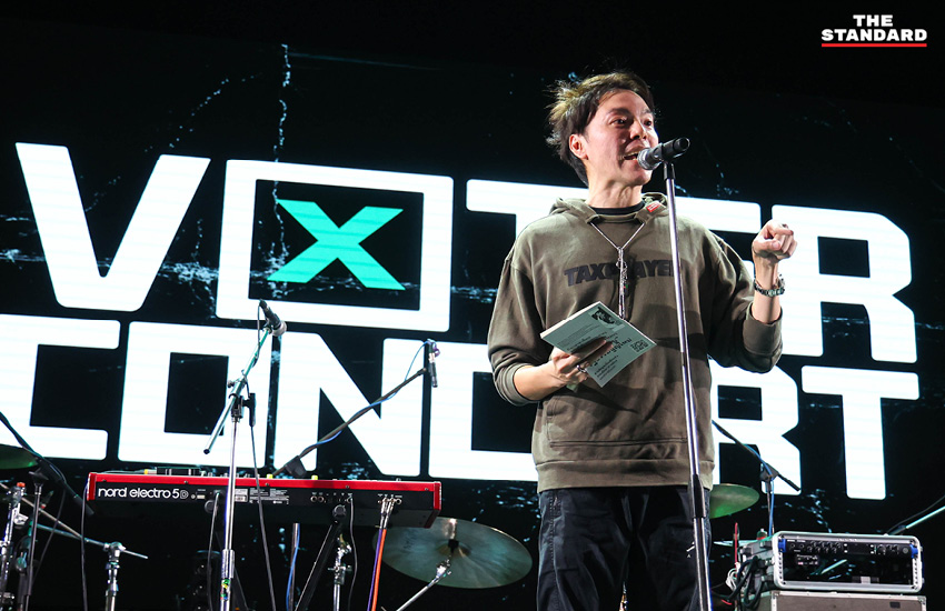 บรรยากาศศิลปินแสดงบนเวที 'Voter Concert' รณรงค์ใช้สิทธิเลือกตั้ง-ประชามติ ที่หอศิลปวัฒนธรรมแห่งกรุงเทพมหานคร 13