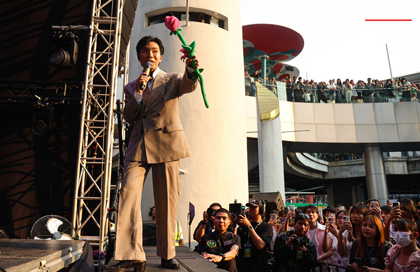 บรรยากาศศิลปินแสดงบนเวที 'Voter Concert' รณรงค์ใช้สิทธิเลือกตั้ง-ประชามติ ที่หอศิลปวัฒนธรรมแห่งกรุงเทพมหานคร 15