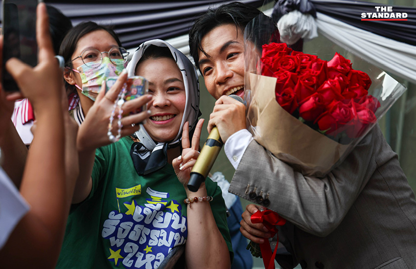 บรรยากาศศิลปินแสดงบนเวที 'Voter Concert' รณรงค์ใช้สิทธิเลือกตั้ง-ประชามติ ที่หอศิลปวัฒนธรรมแห่งกรุงเทพมหานคร 2