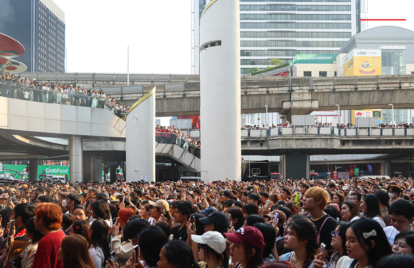 บรรยากาศศิลปินแสดงบนเวที 'Voter Concert' รณรงค์ใช้สิทธิเลือกตั้ง-ประชามติ ที่หอศิลปวัฒนธรรมแห่งกรุงเทพมหานคร 5