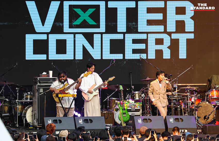 บรรยากาศศิลปินแสดงบนเวที 'Voter Concert' รณรงค์ใช้สิทธิเลือกตั้ง-ประชามติ ที่หอศิลปวัฒนธรรมแห่งกรุงเทพมหานคร 6