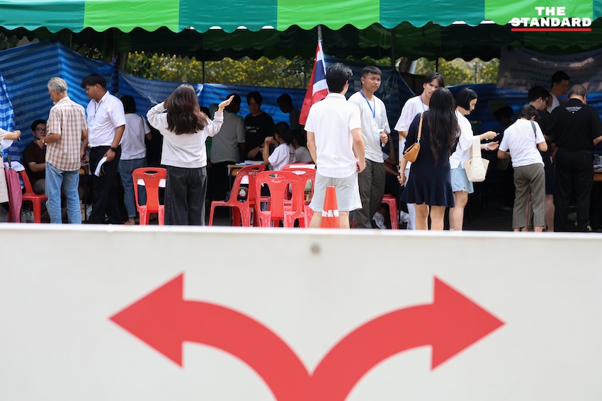 ประชาชนใช้สิทธิเลือกตั้งกลางแดดร้อนจัด กางร่ม พัดลม ดับร้อน ณ หน่วยเลือกตั้งเขตตลิ่งชัน-สวนหลวง 1