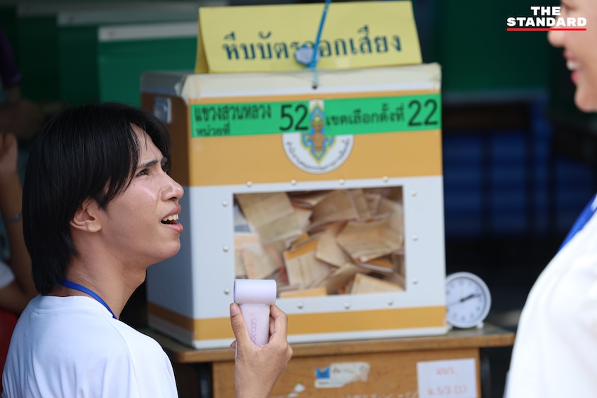 ประชาชนใช้สิทธิเลือกตั้งกลางแดดร้อนจัด กางร่ม พัดลม ดับร้อน ณ หน่วยเลือกตั้งเขตตลิ่งชัน-สวนหลวง 2