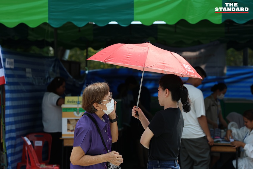 ประชาชนใช้สิทธิเลือกตั้งกลางแดดร้อนจัด กางร่ม พัดลม ดับร้อน ณ หน่วยเลือกตั้งเขตตลิ่งชัน-สวนหลวง 3