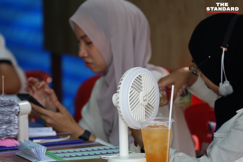 ประชาชนใช้สิทธิเลือกตั้งกลางแดดร้อนจัด กางร่ม พัดลม ดับร้อน ณ หน่วยเลือกตั้งเขตตลิ่งชัน-สวนหลวง 4