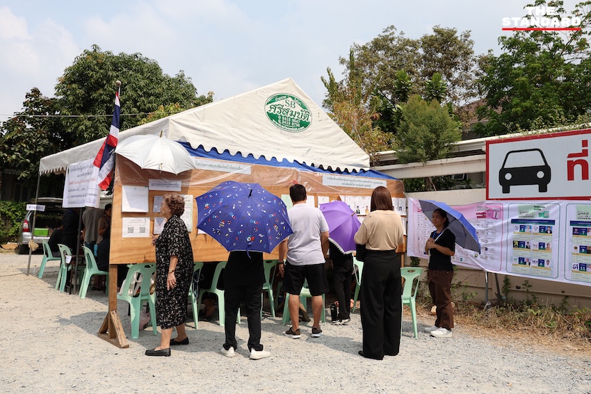 ประชาชนใช้สิทธิเลือกตั้งกลางแดดร้อนจัด กางร่ม พัดลม ดับร้อน ณ หน่วยเลือกตั้งเขตตลิ่งชัน-สวนหลวง 5