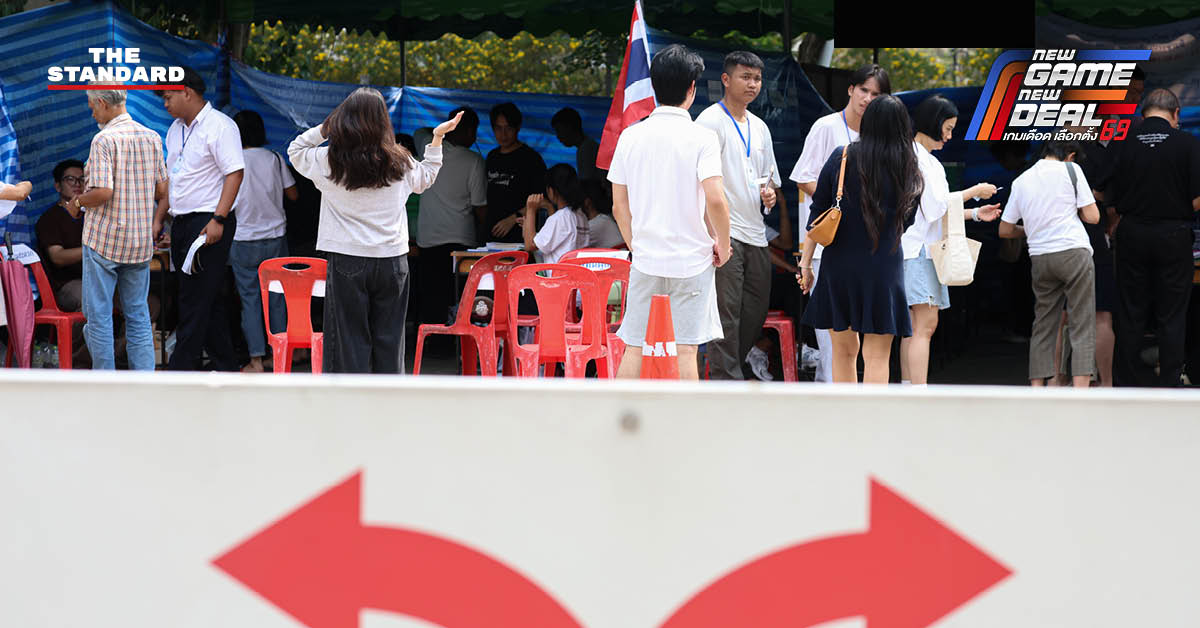 ประชาชนใช้สิทธิเลือกตั้งกลางแดดร้อนจัด กางร่ม พัดลม ดับร้อน ณ หน่วยเลือกตั้งเขตตลิ่งชัน-สวนหลวง