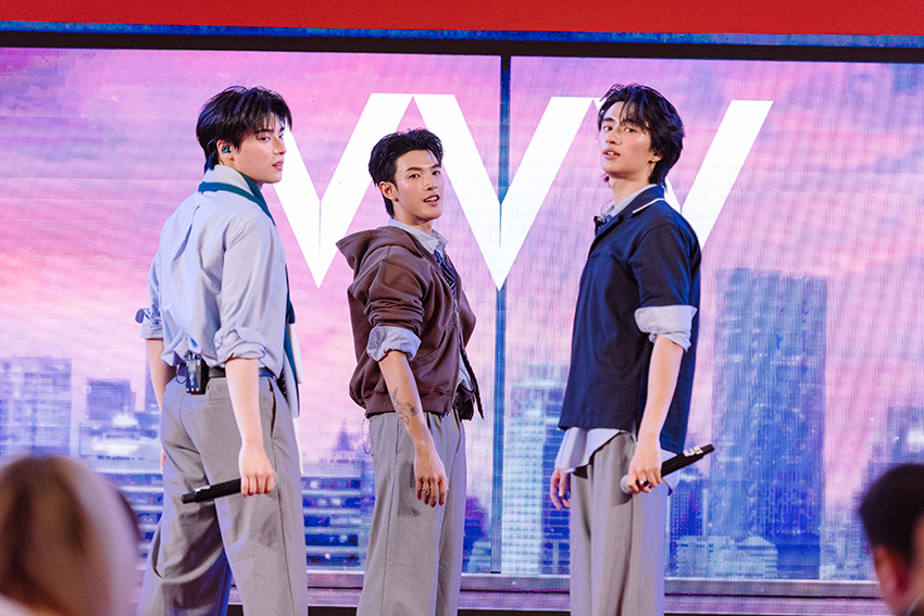 ภาพบรรยากาศงาน VVV Debut Stage สเตจเปิดตัวบอยกรุ๊ป VVV จากค่าย Whoop Music ณ ศูนย์การค้าเซ็นทรัลเวิลด์ 1