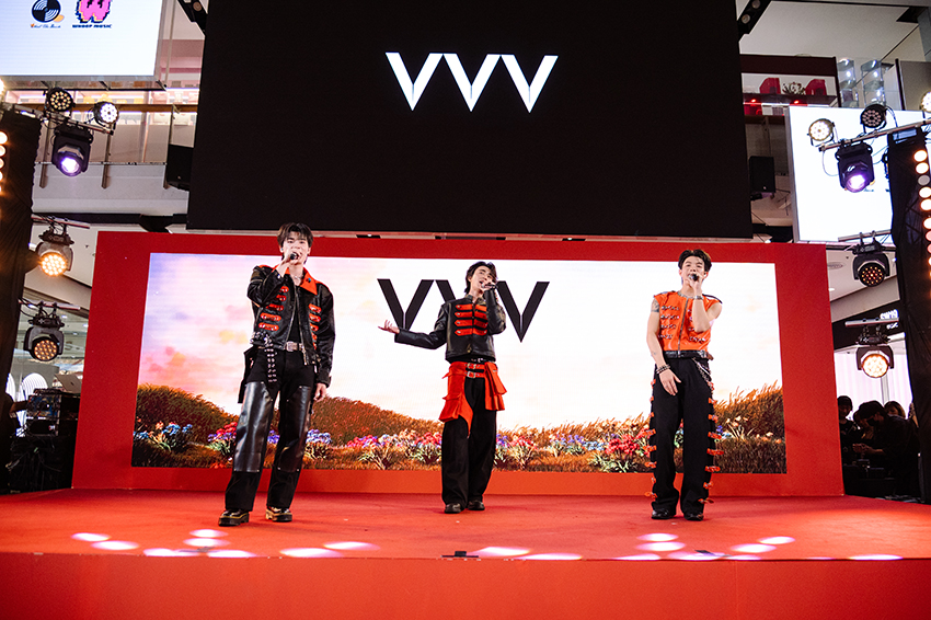 ภาพบรรยากาศงาน VVV Debut Stage สเตจเปิดตัวบอยกรุ๊ป VVV จากค่าย Whoop Music ณ ศูนย์การค้าเซ็นทรัลเวิลด์ 2