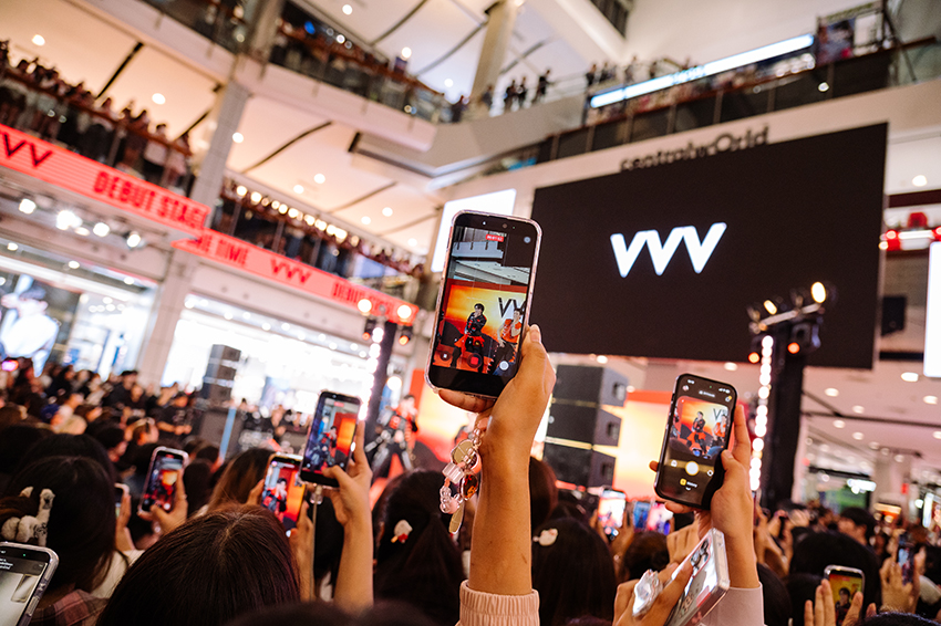 ภาพบรรยากาศงาน VVV Debut Stage สเตจเปิดตัวบอยกรุ๊ป VVV จากค่าย Whoop Music ณ ศูนย์การค้าเซ็นทรัลเวิลด์ 6