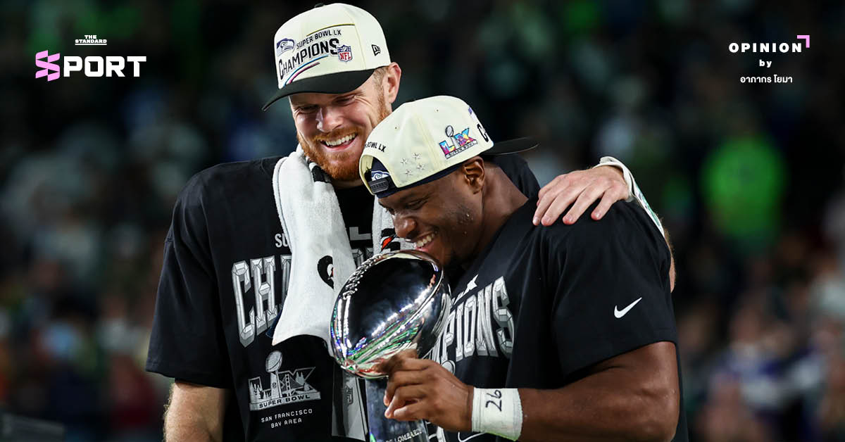 เคนเน็ธ วอล์คเกอร์ ผู้เล่นตำแหน่งรันนิ่งแบ็คของ ซีแอตเทิ่ล ซีฮอว์คส ในชุดแข่ง