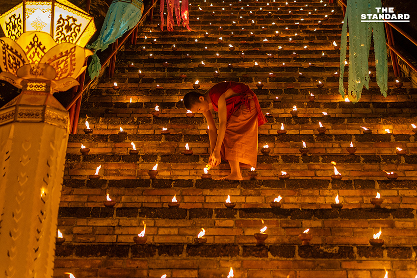 ภาพพิธีจุดประทีปนับพันดวงรอบองค์พระธาตุเจดีย์หลวง จังหวัดเชียงใหม่ เพื่อถวายความอาลัยแด่สมเด็จพระพันปีหลวงในวาระครบ 100 วัน 2