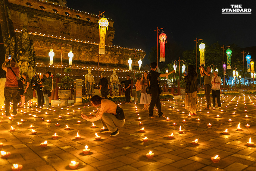 ภาพพิธีจุดประทีปนับพันดวงรอบองค์พระธาตุเจดีย์หลวง จังหวัดเชียงใหม่ เพื่อถวายความอาลัยแด่สมเด็จพระพันปีหลวงในวาระครบ 100 วัน 3