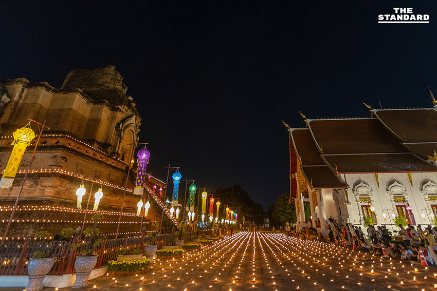 ภาพพิธีจุดประทีปนับพันดวงรอบองค์พระธาตุเจดีย์หลวง จังหวัดเชียงใหม่ เพื่อถวายความอาลัยแด่สมเด็จพระพันปีหลวงในวาระครบ 100 วัน 4