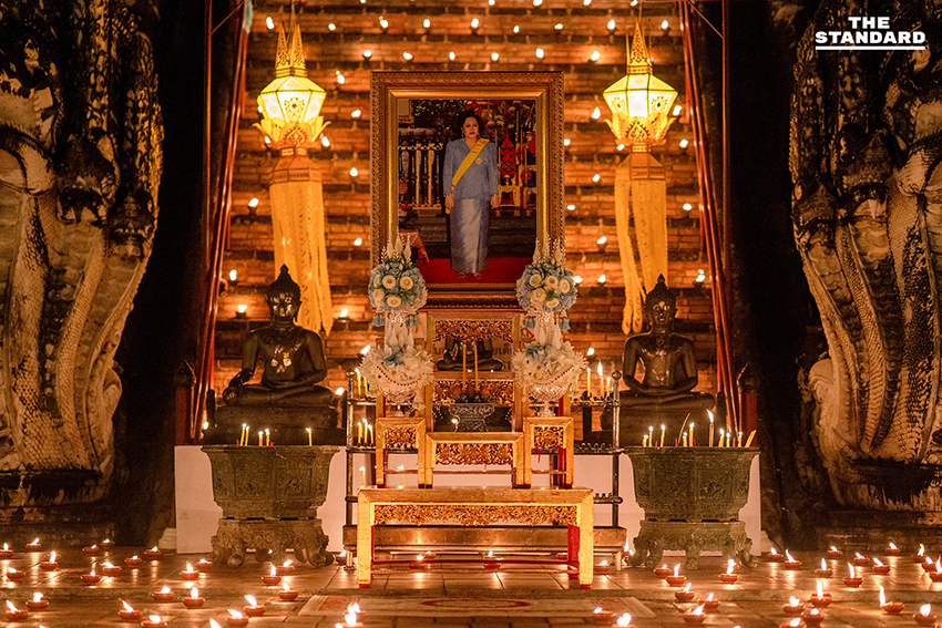 ภาพพิธีจุดประทีปนับพันดวงรอบองค์พระธาตุเจดีย์หลวง จังหวัดเชียงใหม่ เพื่อถวายความอาลัยแด่สมเด็จพระพันปีหลวงในวาระครบ 100 วัน 5