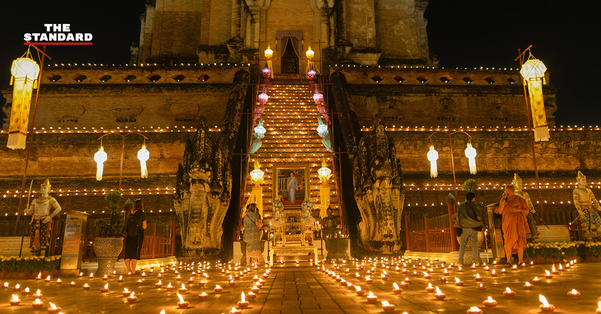 ภาพพิธีจุดประทีปนับพันดวงรอบองค์พระธาตุเจดีย์หลวง จังหวัดเชียงใหม่ เพื่อถวายความอาลัยแด่สมเด็จพระพันปีหลวงในวาระครบ 100 วัน