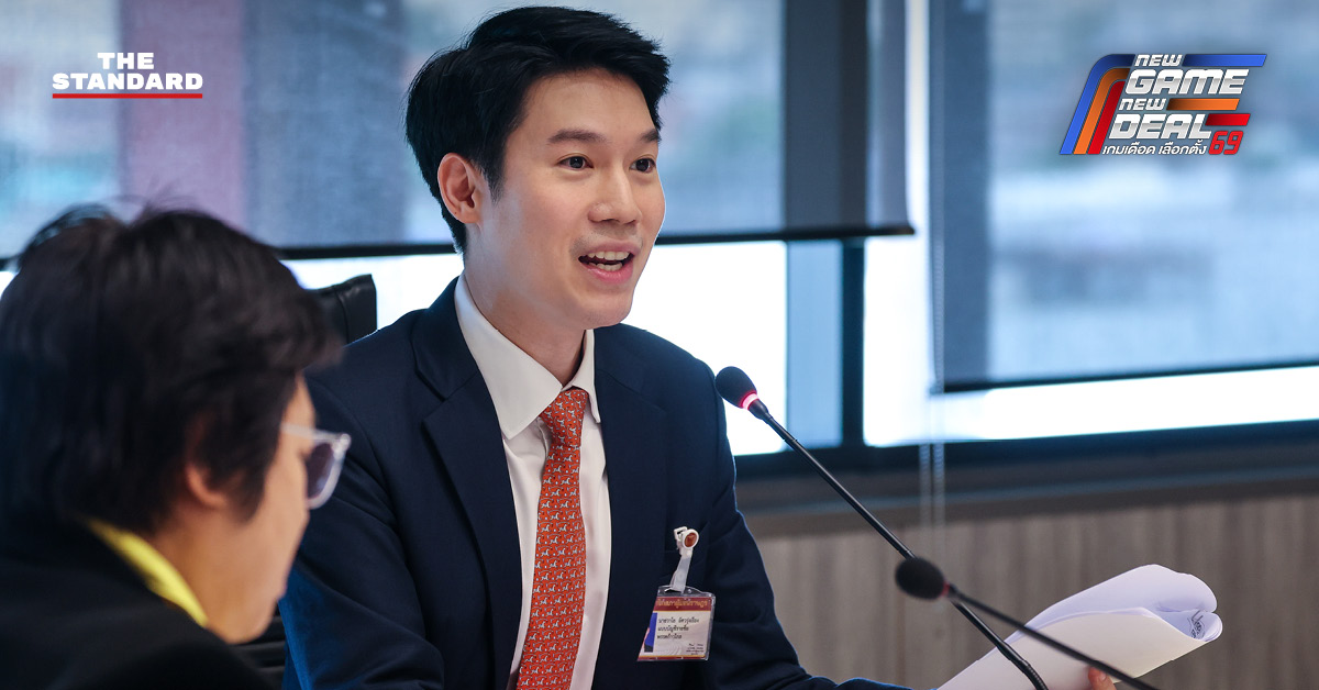 นายแพทย์ วาโย อัศวรุ่งเรือง รองหัวหน้าพรรคประชาชน ยื่นฟ้อง กกต. ที่ศาลอาญาคดีทุจริตและประพฤติมิชอบกลาง กรณีบัตรเลือกตั้งไม่ลับ