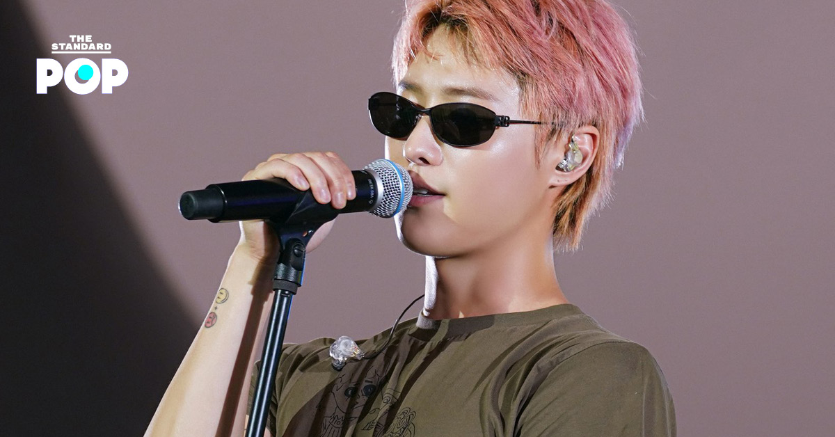 WOODZ กำลังแสดงบนเวทีคอนเสิร์ตในประเทศไทย