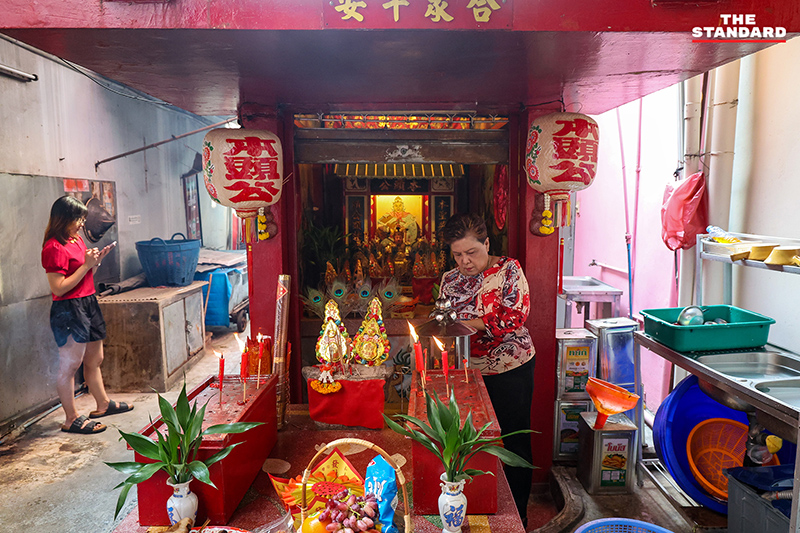 ประชาชนชาวไทยเชื้อสายจีนจับจ่ายซื้อของและประกอบพิธีไหว้เจ้าที่ถนนเยาวราชในช่วงเทศกาลตรุษจีน 2569 พร้อมตระหนักถึงปัญหาฝุ่น PM2.5 1