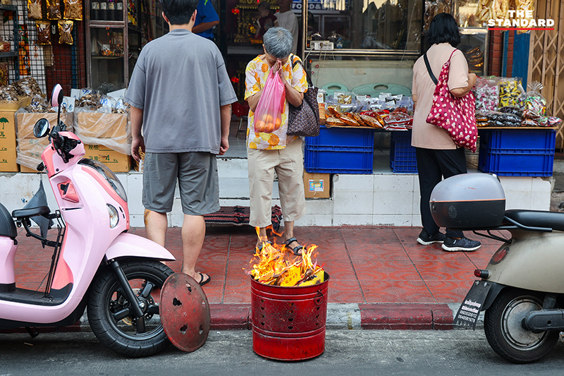 ประชาชนชาวไทยเชื้อสายจีนจับจ่ายซื้อของและประกอบพิธีไหว้เจ้าที่ถนนเยาวราชในช่วงเทศกาลตรุษจีน 2569 พร้อมตระหนักถึงปัญหาฝุ่น PM2.5 10