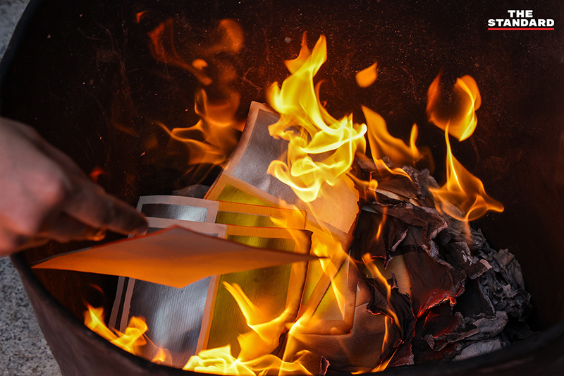 ประชาชนชาวไทยเชื้อสายจีนจับจ่ายซื้อของและประกอบพิธีไหว้เจ้าที่ถนนเยาวราชในช่วงเทศกาลตรุษจีน 2569 พร้อมตระหนักถึงปัญหาฝุ่น PM2.5 11