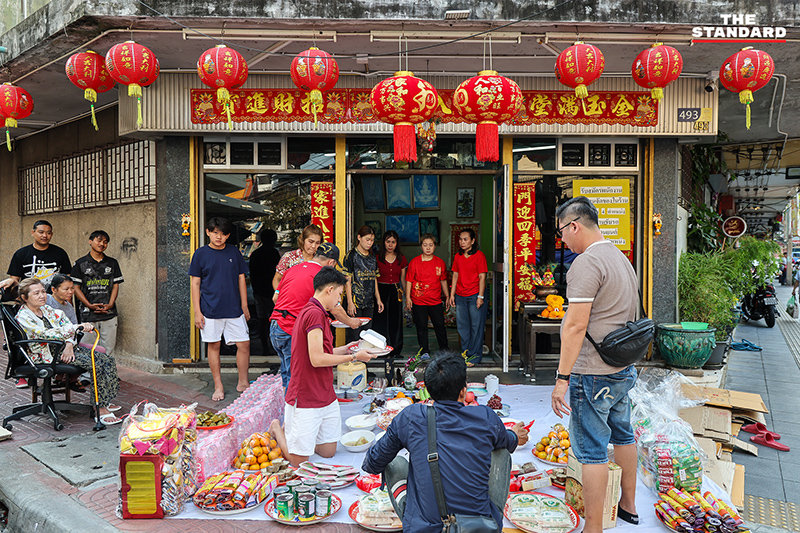 ประชาชนชาวไทยเชื้อสายจีนจับจ่ายซื้อของและประกอบพิธีไหว้เจ้าที่ถนนเยาวราชในช่วงเทศกาลตรุษจีน 2569 พร้อมตระหนักถึงปัญหาฝุ่น PM2.5 3